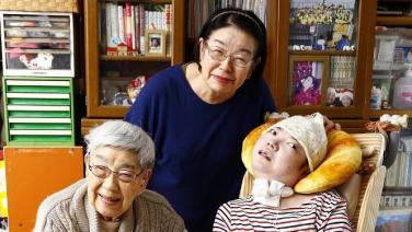 เปลี่ยนตัวเองได้ ชีวิตก็เปลี่ยน” ผู้หญิงญี่ปุ่นที่ต้องดูแลลูกสมองพิการกับแม่สมองเสื่อมพร้อมกัน