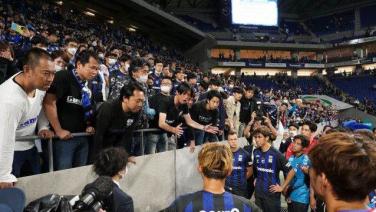 นักเตะทีมโอซาก้ายืนรับฟังเสียงเเฟนบอลเหตุผลงานเเย่