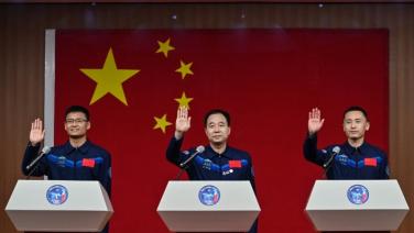 จีนส่งนักบินอวกาศ ‘พลเรือน’ คนแรก ทำงาน 5 เดือนบนสถานีอวกาศเทียนกง