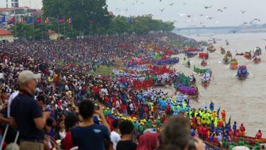 ผู้นำเขมรยันปีนี้พนมเปญจัดเทศกาลน้ำยิ่งใหญ่ โร่แก้ข่าวถังแตกจนต้องงดจัดปีก่อน
