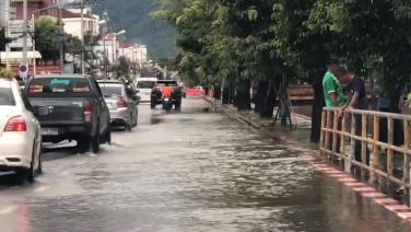 ฝนถล่มเชียงใหม่ น้ำล้นคูเมืองท่วมถนน-ดินโคลนถล่มปิดกั้นเส้นทางแม่แตง-ปาย