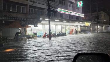 ลพบุรีสั่งแก้ไขด่วน ฝนตกหนักน้ำระบายไม่ทันทำให้ท่วมพื้นถนนเขตเทศบาลเมืองลพบุรี