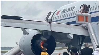 ระทึก! เที่ยวบินแอร์ ไชน่า เกิดเหตุไฟลุกที่เครื่องยนต์ ลงจอดปลอดภัยที่สนามบินสิงคโปร์ (มีคลิป)