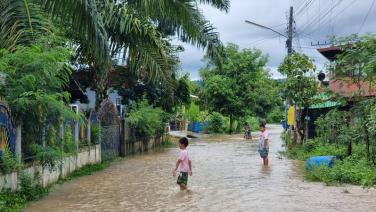 ฝนตกทั่วฟ้า!หลายหมู่บ้านที่อุดรฯเจอน้ำป่าทะลักท่วม บางส่วนต้องขนของขึ้นที่สูง