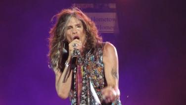 ถึงขั้นพูดไม่ได้! นักร้องนำ Aerosmith เส้นเสียงเสียหายรุนแรงจนเลือดออก ประกาศเลื่อนทัวร์คอนเสิร์ต