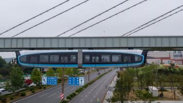 (ชมภาพ/คลิป) ล้ำอีกก้าว! จีนเปิดใช้ ‘รถไฟรางเดี่ยวแบบแขวน’ สายแรก