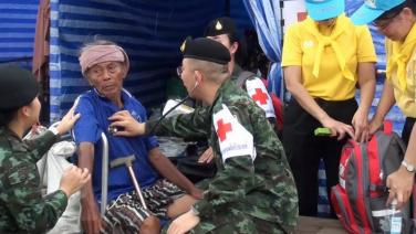 หมอทหารเดินเท้าตรวจสุขภาพชาวอุบลฯ หนีน้ำท่วม