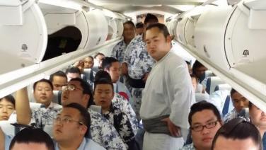 เมื่อซูโม่เกือบ 30 คนต้องนั่งเครื่องบินเล็กไปหมู่เกาะทางใต้ สายการบินจะทำอย่างไร?!