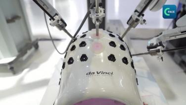 คลิกคลิป: หุ่นยนต์ผ่าตัดดาวินชีที่จีนพัฒนาขึ้นได้รับความสนใจอย่างมากในงาน CIIE