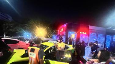 รถเมล์พุ่งชนเก๋งระนาว หน้าจุฬาฯ รถพังยับหลายคัน บาดเจ็บ 4 ราย