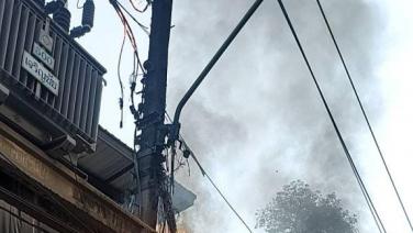 ไฟไหม้ “สายสื่อสาร” ลามบ้านเรือนเสียหาย จรัญสนิทวงศ์ 83/2 รถติดหนัก