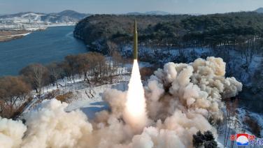 คว่ำบาตรไร้ผล! เกาหลีเหนือโวทดสอบ ‘ขีปนาวุธไฮเปอร์โซนิก’ เชื้อเพลิงแข็งพิสัยปานกลางรุ่นใหม่