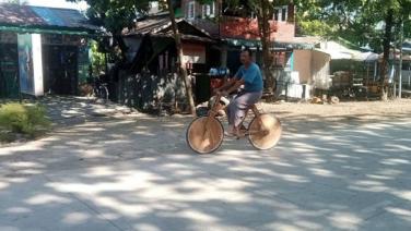 "จักรยานไม้" ขายดีในยะไข่ ชาวบ้านใช้เดินทางช่วงน้ำมันแพงจากสงครามกลางเมือง