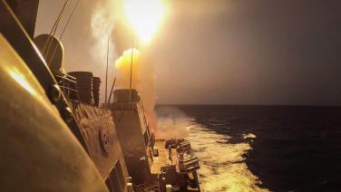 ใครดีใครอยู่!ฮูตียิงขีปนาวุธใส่เรือสินค้าอีก2ลำ ปะทะเรือรบสหรัฐฯระหว่างเอาคืนUS-UKโจมตีในเยเมน