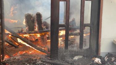 ไฟไหม้บ้านวอดลามไหม้บ้านเพื่อนบ้าน ทรัพย์สินถูกเผาเกลี้ยง