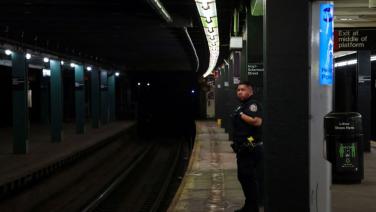 แดนอาชญากรรม!เหยื่อเจ็บหนักเสียชีวิต ถูกผลักตกรางตัดหน้าขบวนรถไฟใต้ดินนิวยอร์ก