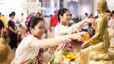สยามพารากอน ร่วมกับ กระทรวงวัฒนธรรม ฉลองเทศกาลมหาสงกรานต์  อัญเชิญ 12 พระพุทธรูปมงคล หาชมยากมาประดิษฐานให้สักการะ  เสริมสิริมงคลรับปีใหม่ไทย