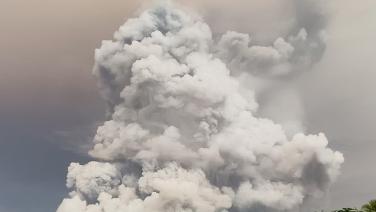 ภูเขาไฟ ‘รวง’ ในอินโดนีเซียปะทุซ้ำ อิเหนาสั่งปิดสนามบิน-เตือนภัยขั้นสูงสุด (ชมคลิป)