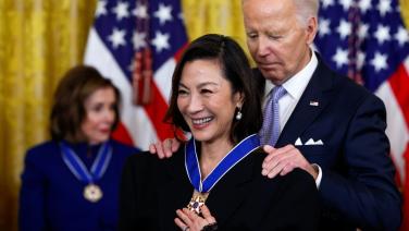 In Pics : สมมงตัวแม่! ‘ไบเดน’ มอบเหรียญเชิดชูเกียรติขั้นสูงสุด Medal of Freedom ให้ ‘มิเชล โหย่ว’