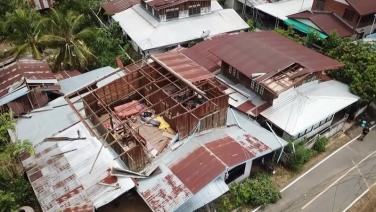 (คลิป) พายุฤดูร้อนพัดถล่มอุบลฯ บ้านล้มทับเด็กตาย-เจ็บ 2 คน บ้านเสียหายกว่า 30 หลังคาเรือน