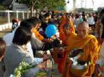 ชาวสารคามตักบาตรข้าวเหนียวถวายพระพี่นางฯ