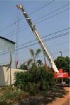 สลด! รถเครนเกี่ยวสายสลิงไฟฟ้าขาด ทำเด็กโดนไฟช็อตเนื้อสุก-ผมไหม้เกรียม