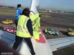 “กรีนพีซ” ทำเสียว! บุกปีนเครื่องบินกลางสนามบิน