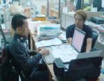 ตำรวจรวบกะเทยแสบ อ้างเป็นผู้จัดการพอลล่าหลอกเงินหนุ่มเซลส์แมน
