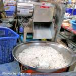 ลูกจ้างตลาดราชวัตร มือลื่นติดเครื่องขูดมะพร้าว