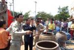 “รมช.มหาดไทยอีสาน” เดินสายหาเสียง – แจกน้ำแก้แล้งชาวบ้านศรีสะเกษ