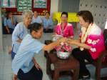 ผู้ต้องขังมหาสารคามรดน้ำขอพรนายกเหล่ากาชาด