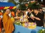 ชาวมหาสารคามร่วมตักบาตรครบ 100 วันพระพี่นางฯ