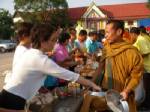 ชาวมหาสารคามทำบุญตักบาตรรับปีใหม่ไทย