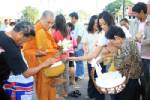 ชาวตราดทำบุญตักบาตรเนื่องในวันสงกรานต์ 2551