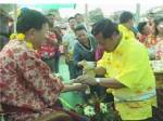 ชาวสระแก้วรดน้ำขอพร"เสนาะ เทียนทอง"