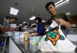 Global warming helps create anti-plastic bag fever in Bangkok