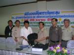 ศิลปินอาวุโสมอบเสื้อเกราะป่าไม้วังเจ้า-หลังตำรวจป่าไม้ดับ