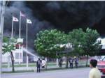 กลุ่มควันไฟยังคุกรุ่นจากอาคารเก็บสารเคมีของบริษัทยูไนเต็ดไทยต่อเนื่อง