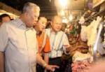 PM Samak visits a market in Manila