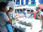 บุรีรัมย์แห่ซื้อข้าวถุงธงฟ้ารอบแรกกว่า 2 พันถุง