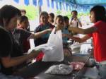 ชาวหาดใหญ่แห่ซื้อสินค้าธงฟ้า-แฉราคาขายส่งเท่าห้างทั่วไป
