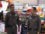 ตำรวจ ปศท.บุกห้างดัง 3 จุดกลางเมืองพัทยา ยึดสินค้าละเมิดลิขสิทธิ์