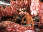 คนงานเขียงหมูคลั่งดวลมีดกลางตลาดดับ 1 เจ็บ 1
