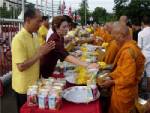 ชลบุรีตักบาตรพระสงฆ์ เชิญชวนประชาชนอดเหล้าเข้าพรรษาถวายในหลวง