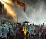 ตร.โสมขาวรวบ 16 ผู้ประท้วงปักหลักข้ามคืนต้านเนื้อวัวสหรัฐฯ
