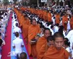 พัทยาจัดพิธีตักบาตรพระสงฆ์ 2,000 รูป เพื่อถวายเป็นพระพุทธบูชาในวันแม่แห่งชาติ