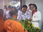 ผู้ว่าฯสระแก้ว นำประชาชนร่วมทำบุญตักบาตรพระภิกษุสงฆ์ 77 รูป