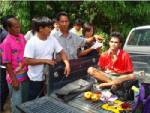 ชาวบ้านล้อมจับโจรแสบย่องขึ้นบ้านขโมยกระปุกออมสินหมูทองกลางวันแสกๆ