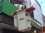 ช่างเหล็กปีนเสาทำโครงป้ายข้างธนาคารดัง พลาดถูกไฟฟ้าแรงสูงช็อตสลบ