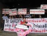 ผู้เสียหายจ่ายดาวน์คอนโดพระราม 3 แลนด์ รวมตัวประท้วง บมจ.ทวงหนี้ 2,000 ล้าน